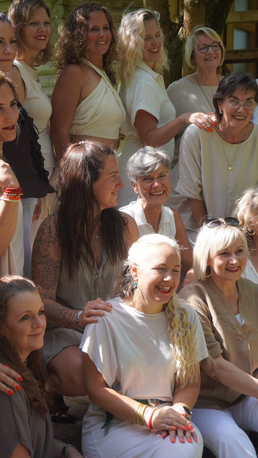 Gruppe von Frauen sitzt zusammen bei einem P7-Treffen