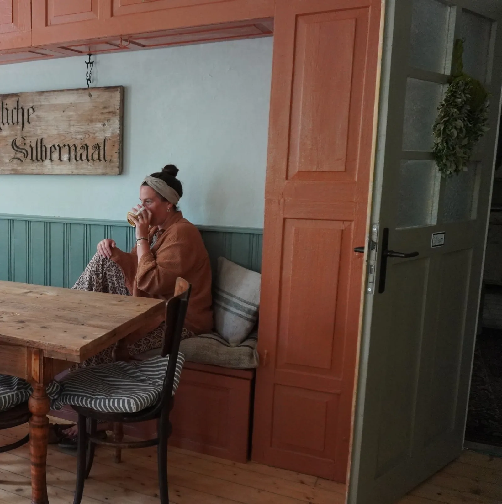 Ruhiger Raum mit langer Holztafel