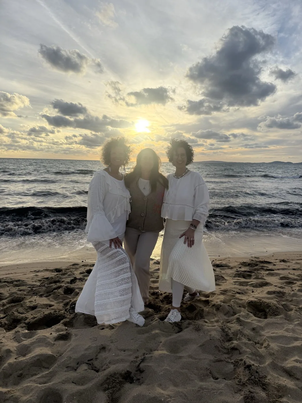 Drei Frauen der P7 Community am Strand im Sonnenuntergang