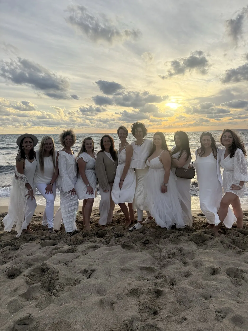 Die P7 Community in Weiß am Strand im Abendlicht