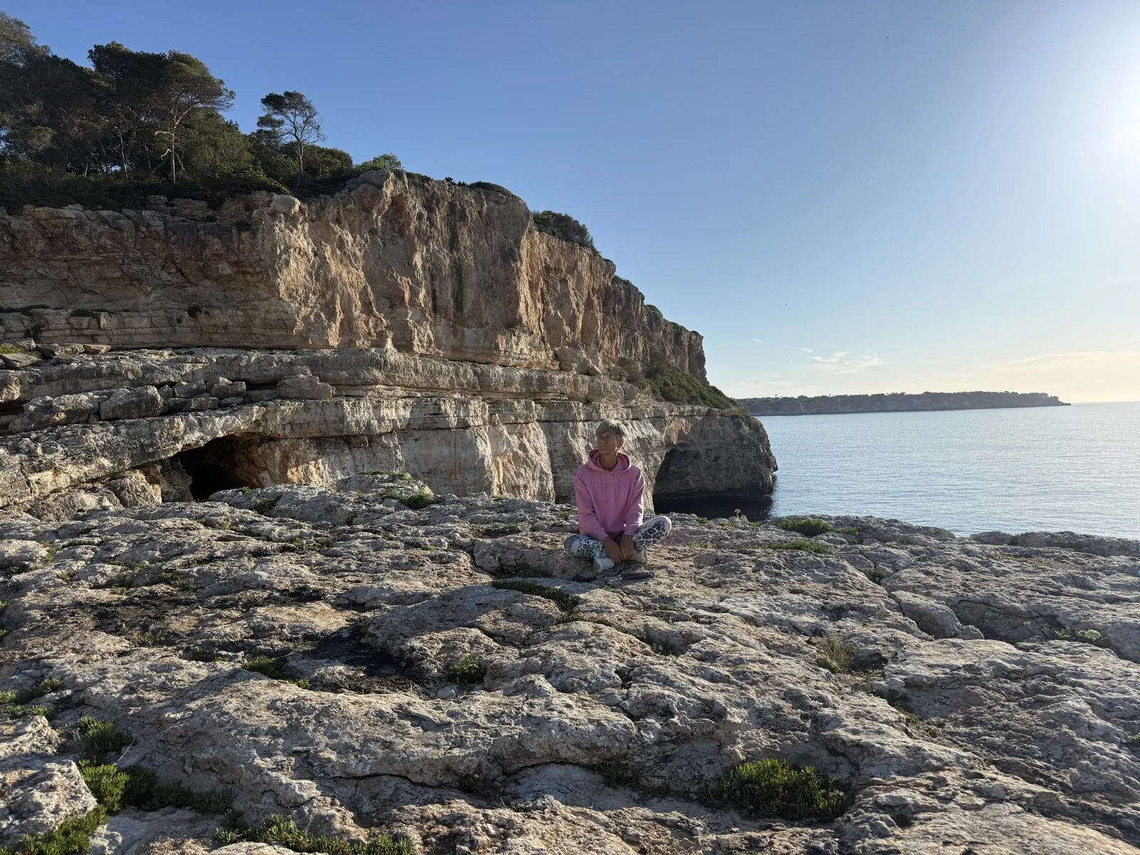Felsenküste auf Mallorca im Abendlicht