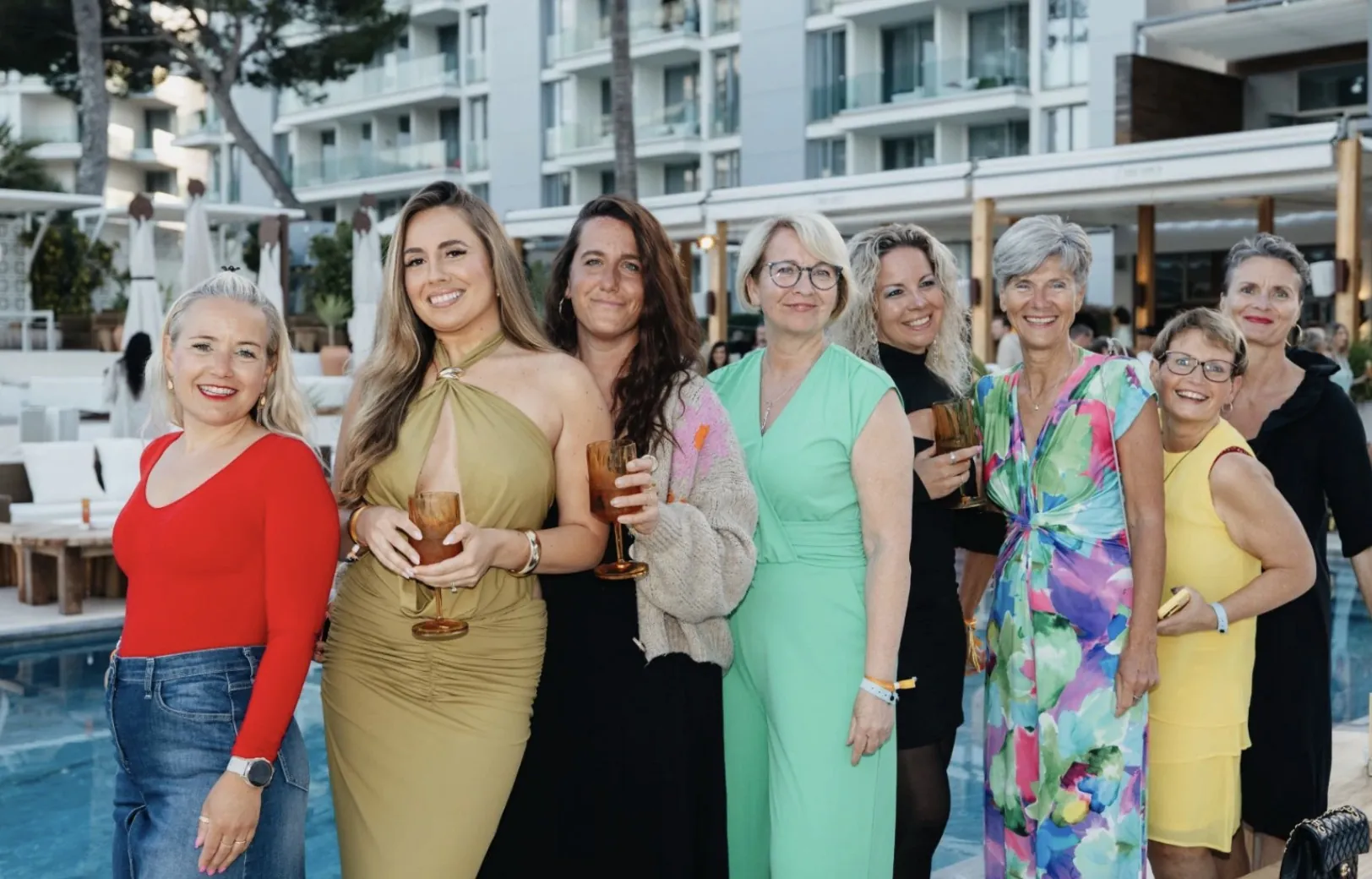 Neun Frauen der P7 Community beim Community Event am Pool